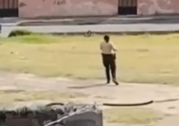 Supuesta policía captada en presunto estado de ebriedad en Riobamba
