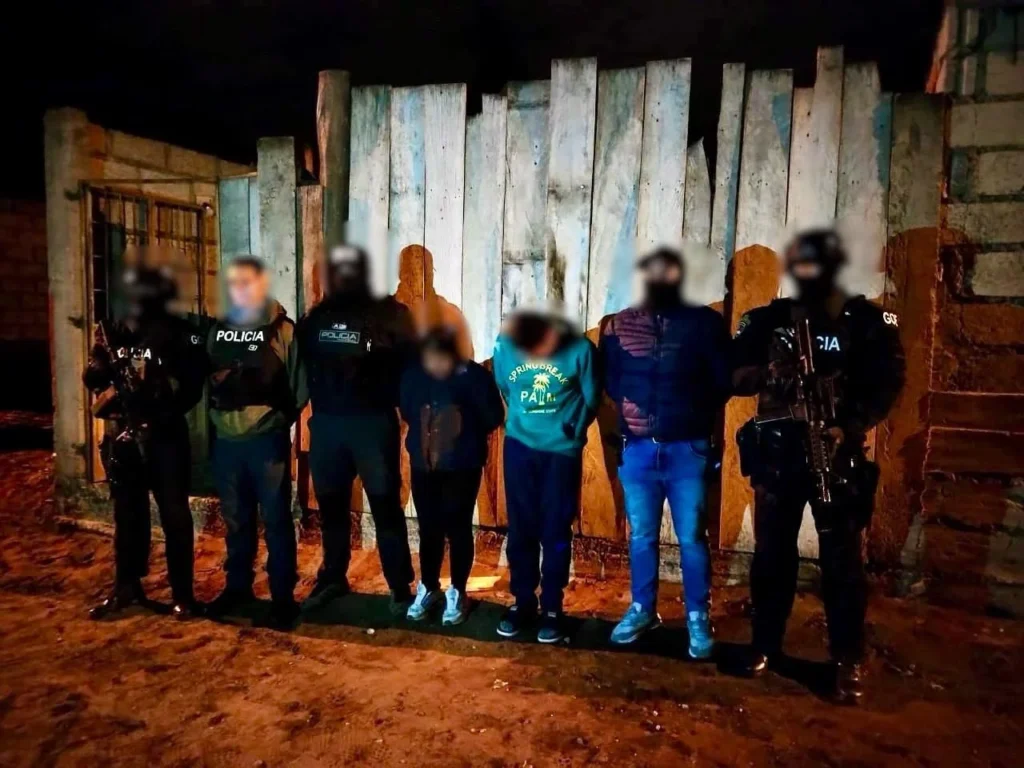 3 detenidos por portar armas y droga en Ambato tras operativo.