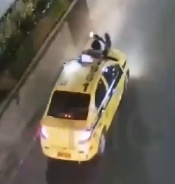 Cámaras del ECU 911 captan a ciudadano lanzándose a vehículos en Riobamba
