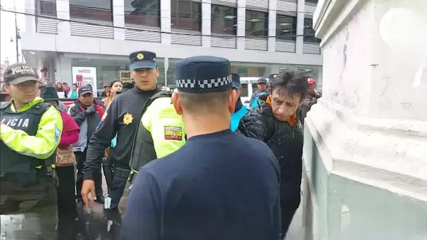 Atrapado con las manos en la masa en el centro de la ciudad