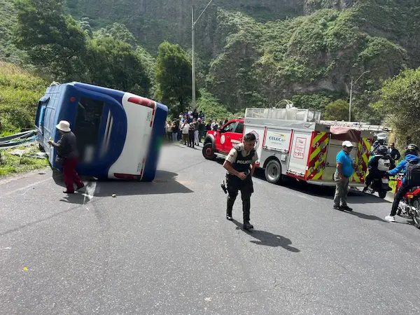 Accidente de tránsito entre bus y taxi