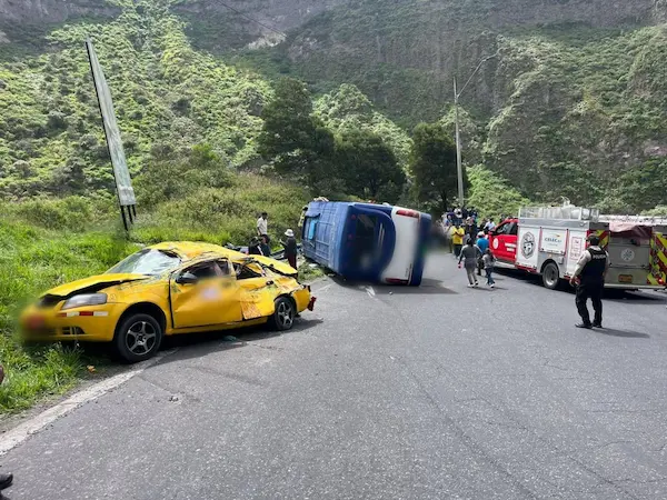 13 personas heridas tras accidente de tránsito entre bus y taxi