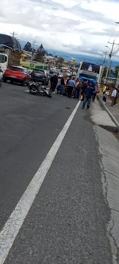 Accidente entre moto y bus en el norte de Ambato