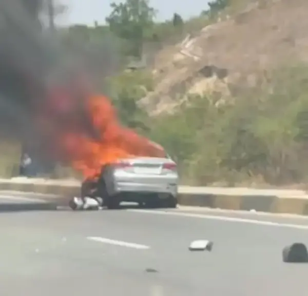Vehículo incendiado