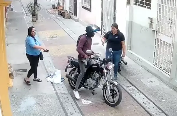 Delincuentes en moto asaltan a 2 mujeres a mano armada