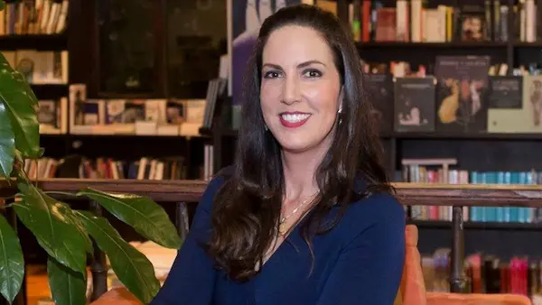 Alegría Crespo: Ministra de Educación, Deporte y Cultura