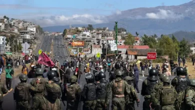 Inicia con bloqueos y represión tras alza del diésel