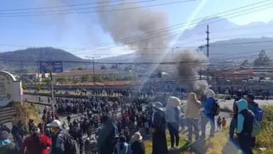 Comando de la policía es atacado por más de 1,000 manifestantes en las protestas