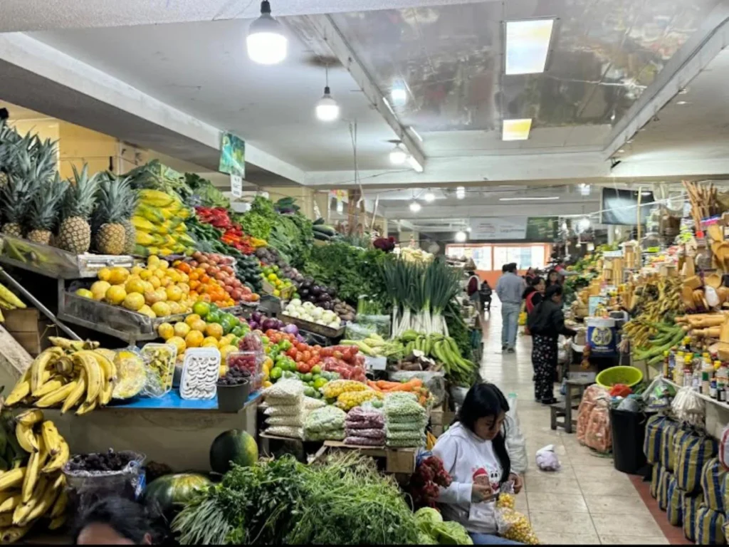 Alza de diésel afecta comercio en mercado El Salto de Latacunga.