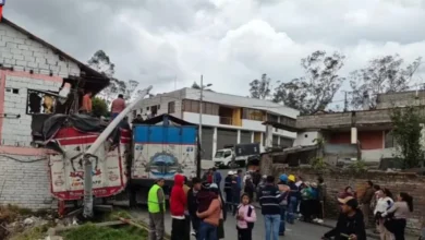 Camión con alimentos choca contra una casa en Guanujo.