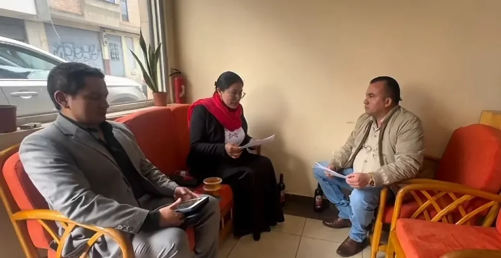 Carmen Tiupul junto al alcalde de Pallatanda, David León González.