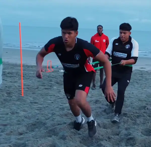 Daquilema FC entrena en la playa de cara a los play-offs