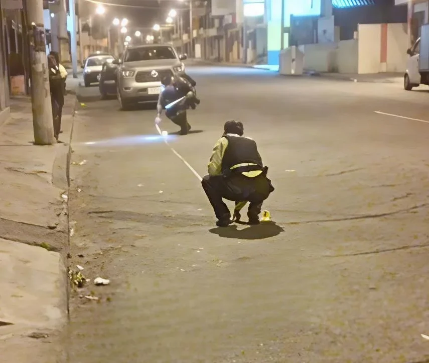 Delincuentes disparan a locales comerciales en Latacunga.