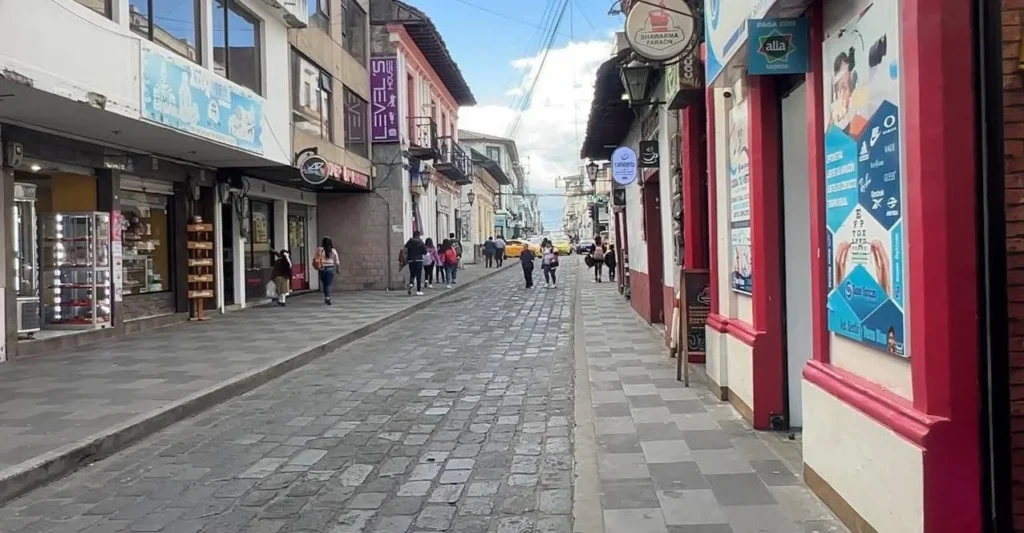 Denuncian casos de extorsión en locales comerciales de Latacunga.