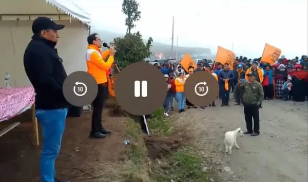 El candidato César Robles durante su intervención.