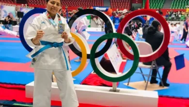 Eliana Guamán con su medalla.