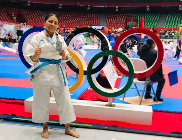 Eliana Guamán con su medalla.