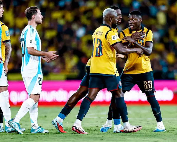 Moisés Caicedo expulsado en el Ecuador vs Argentina.