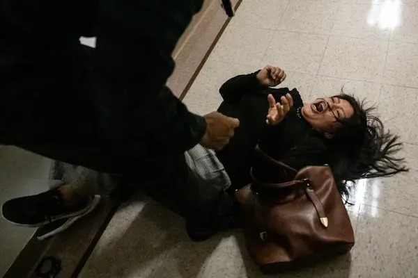 Agente de migración derriba a ecuatoriana frente a sus hijos
