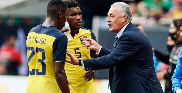 Gustavo Alfaro dirigiendo a Ecuador.