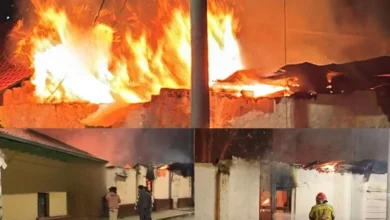 Incendio consume por completo una casa en Guaranda.