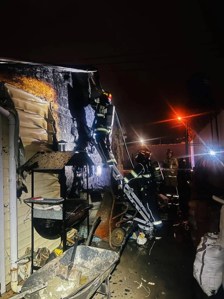 Incendio afecta una casa en Belisario Quevedo de Latacunga.