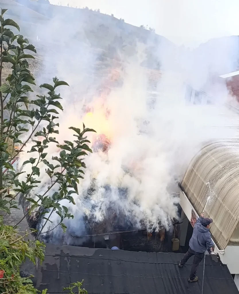 Incendio consumió la Última Choza en Salinas de Guaranda.