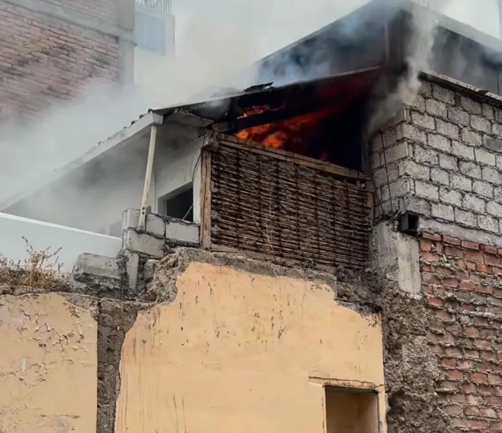 Incendio consume una bodega en el centro de Ambato.