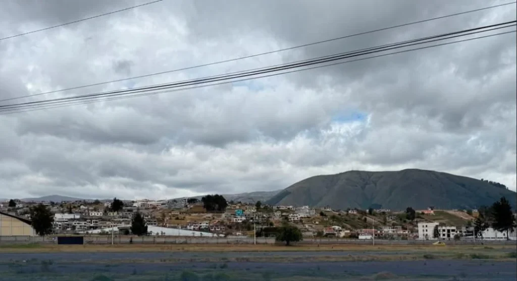 Inician preparativos para la feria de finados en Latacunga.