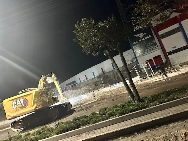Maquinaria en las afuera del Estadio Olímpico.