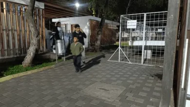 Joven no vidente canta en las calles para sacar a su hijo adelante  
