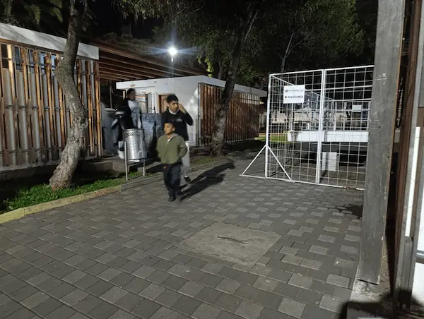 Joven no vidente canta en las calles para sacar a su hijo adelante  