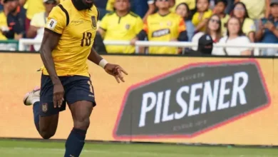 Jugadores de Ecuador reaccionan a sus fotos de niños.