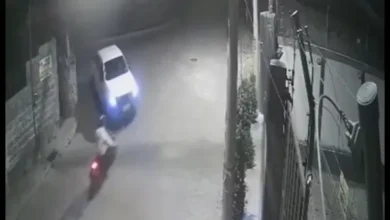 Conductor atropella a moto con padre y bebé y después huye