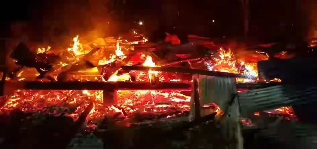 Madre y sus 2 hijos mueren tras voraz incendio en Taisha.