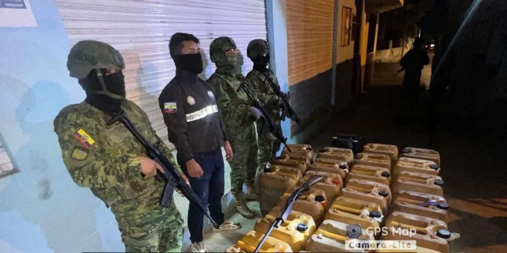 Militares decomisan 1.080 galones de diésel ilegal en Gualaquiza.