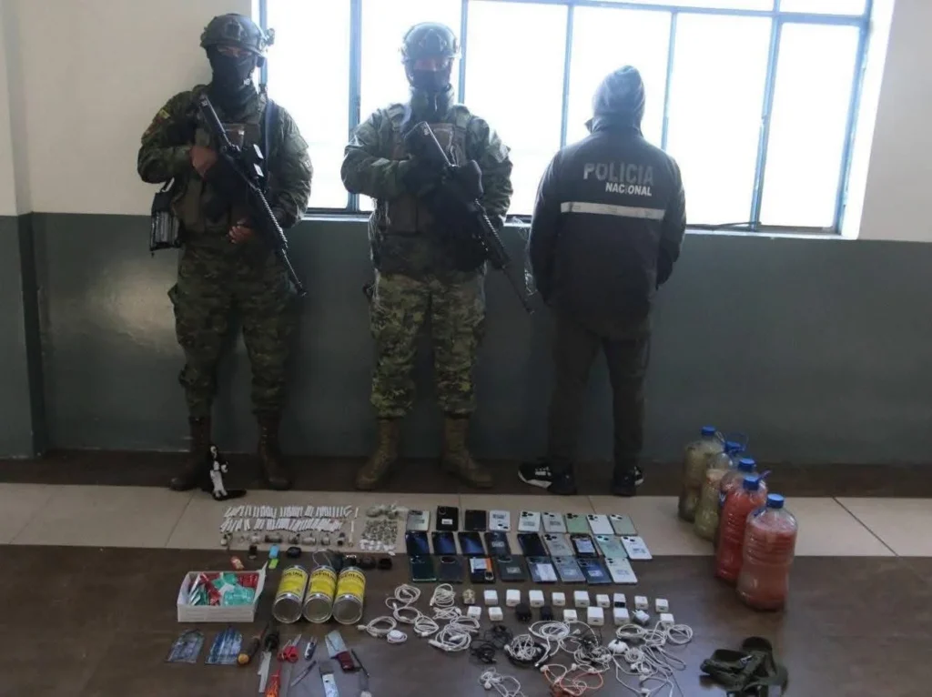 Militares decomisan drogas y armas en cárcel de Cotopaxi.