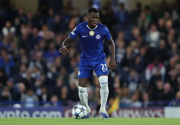 Moisés Caicedo en la Champions League.