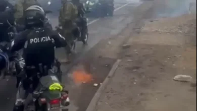 Policías despejan vía bloqueada por protestas al eliminar el subsidio al diésel