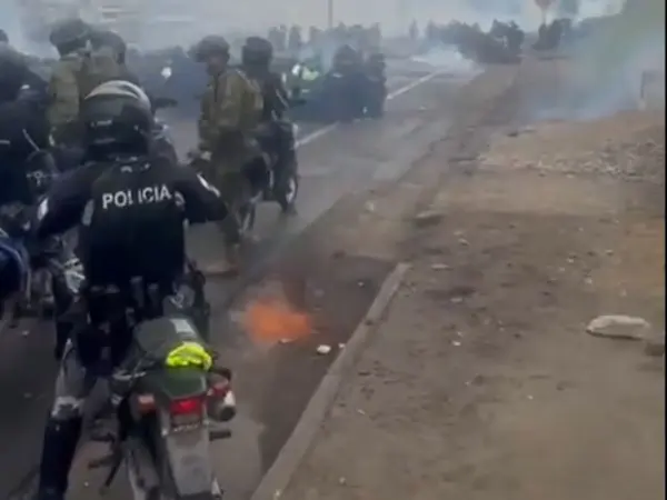 Policías despejan vía bloqueada por protestas al eliminar el subsidio al diésel