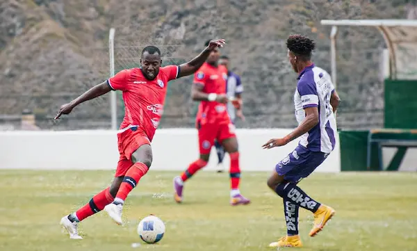 Olmedo recibe a Naranja Mekánica en el Olímpico de Riobamba.