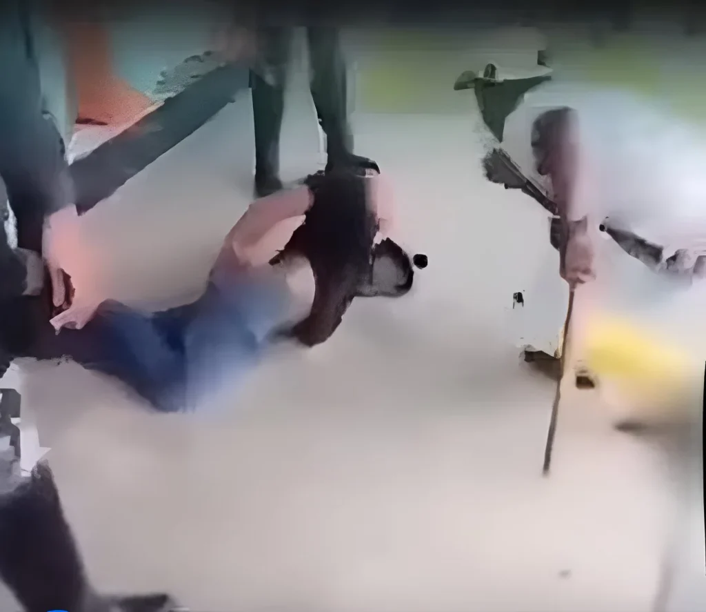 Padre corrige a su hijo a palazos en público en Bolívar.