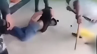 Padre corrige a su hijo a palazos en público en Bolívar.