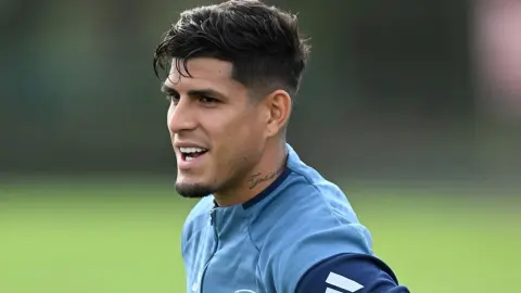 Piero Hincapié en los entrenamientos con Arsenal.