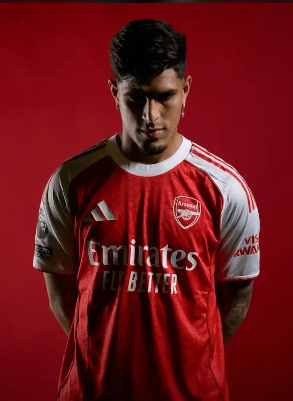 Piero Hincapié ya luce la nueva camiseta del Arsenal 