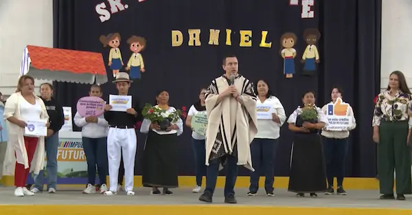Daniel Noboa desafía el paro 2025 y entrega bonos en Otavalo