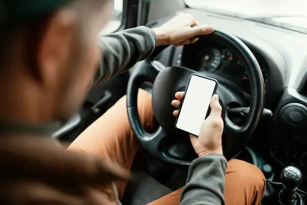 Reforma al COIP aumenta sanciones por usar el celular al conducir