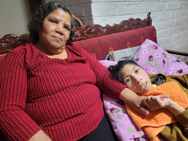 Mujer con 99 por ciento de discapacidad necesita silla