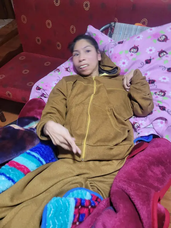 Sabina Elizabeth Berrones Meneses riobambeña, vive en Chambo. Tiene 41 años, padece de parálisis cerebral severa (99,5%) hemiplejía y tiene fractura de cadera