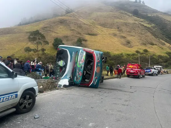 Unidad Nº15 de la Cooperativa de Transporte Macas Limitada que se accidentó sobre la vía
